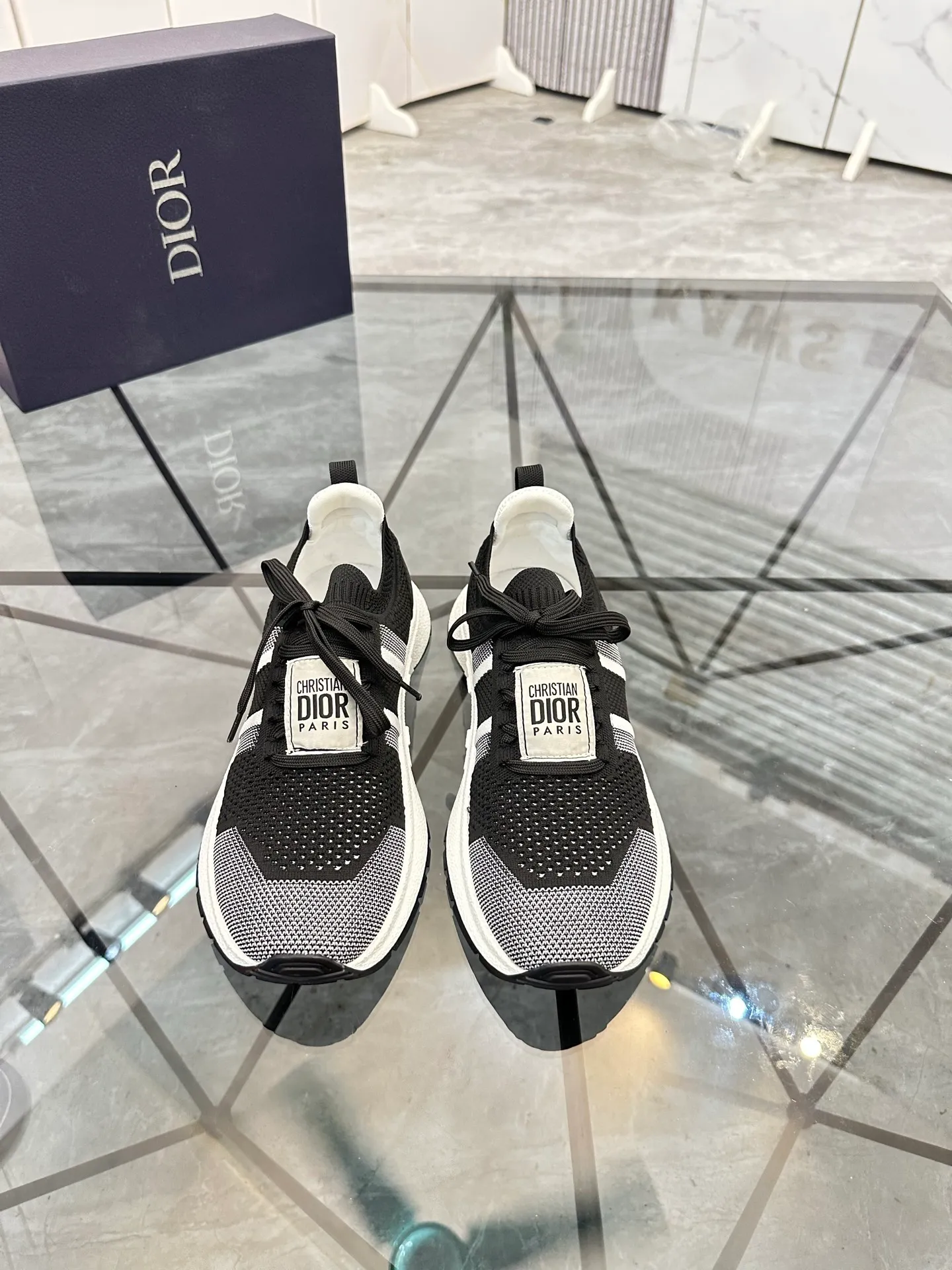 Selling men's shoes 💰: 💰P400¥ Product trademark: Dior* "Dior*" low-top casual shoes Regular size: 38-44 (can be customized to 45) Product materials: Imported breathable fly knit upper, breathable lining, original outsole. Number: 558
